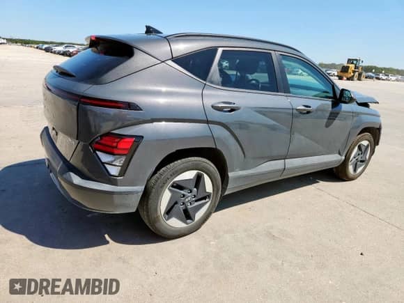 2025 Hyundai Kona SEL с VIN KM8HC3A63SU022631, выставлен на аукционе Copart как лот 69957995 с пробегом 17 137 миль миль и Списание • Salvage title. История ставок и продаж доступна на DreamBid. Изображение 3.