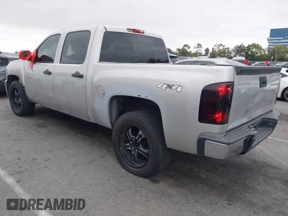 2011 Chevrolet Silverado 1500 LS z VIN 3GCPKREA4BG390355, wystawiony jako IAAI lot #42206957 z przebiegiem 153 766 mil mil oraz . Historia ofert i sprzedaży dostępna na DreamBid. Obrazek 3.