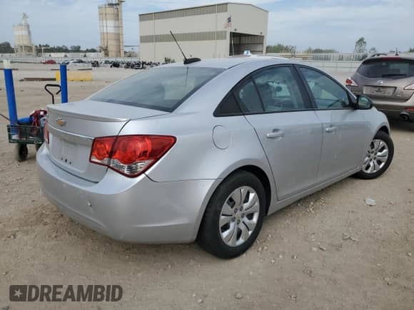 2015 Chevrolet Cruze LS z VIN 1G1PA5SH1F7212524, wystawiony jako Copart lot #81826355 z przebiegiem 174 378 mil mil oraz Szkoda całkowita • Salvage title. Historia ofert i sprzedaży dostępna na DreamBid. Obrazek 3.