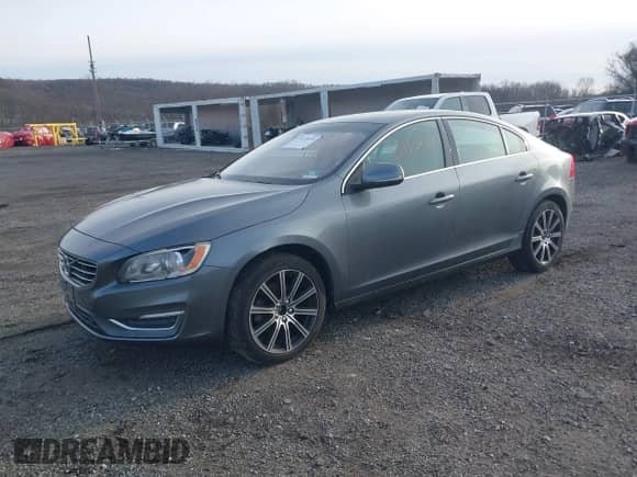 2017 Volvo S60 Inscription с VIN LYV402HKXHB137304, выставлен на аукционе IAAI как лот 41415830 с пробегом 140 598 миль миль и . История ставок и продаж доступна на DreamBid. Изображение 17.