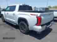 2023 Toyota Tundra Limited Hybrid z VIN 5TFJC5DBXPX037076, wystawiony jako IAAI lot #42324604 z przebiegiem 39 900 mil mil oraz . Historia ofert i sprzedaży dostępna na DreamBid. Obrazek 3.