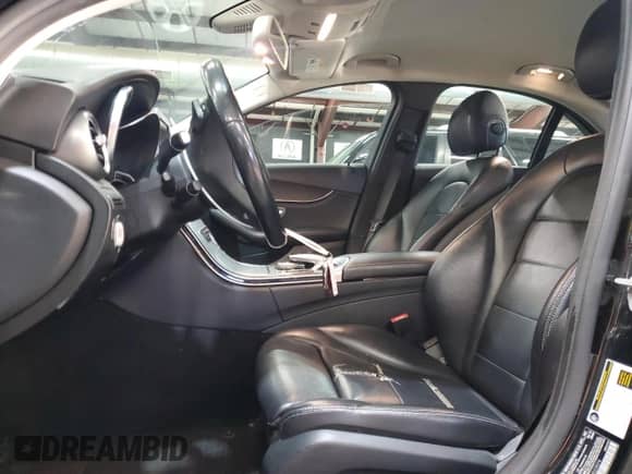 2015 Mercedes-Benz C 300 Luxury z VIN 55SWF4KBXFU022076, wystawiony jako Copart lot #89859425 z przebiegiem 213 704 mil mil oraz Czysty tytuł • Clean title. Historia ofert i sprzedaży dostępna na DreamBid. Obrazek 7.