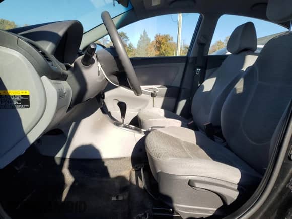 2017 Hyundai Accent SE z VIN KMHCT4AE8HU172329, wystawiony jako Copart lot #90116385 z przebiegiem 99 815 mil mil oraz Szkoda całkowita • Salvage title. Historia ofert i sprzedaży dostępna na DreamBid. Obrazek 7.