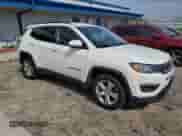2019 Jeep Compass Latitude z VIN 3C4NJCBB6KT715423, wystawiony jako Copart lot #55070705 z przebiegiem 74 576 mil mil oraz Szkoda całkowita • Salvage title. Historia ofert i sprzedaży dostępna na DreamBid. Obrazek 4.