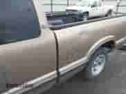 1996 Chevrolet S-10 LS z VIN 1GCCS19X2T8222106, wystawiony jako IAAI lot #42262367 z przebiegiem 103 976 mil mil oraz . Historia ofert i sprzedaży dostępna na DreamBid. Obrazek 14.
