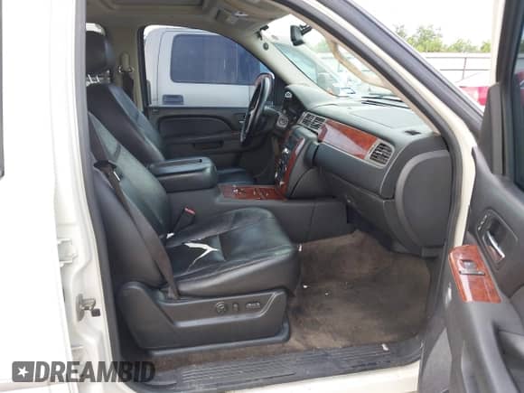 2010 Chevrolet Tahoe LTZ z VIN 1GNUCCE08AR165303, wystawiony jako IAAI lot #42588677 z przebiegiem 232 159 mil mil oraz . Historia ofert i sprzedaży dostępna na DreamBid. Obrazek 5.