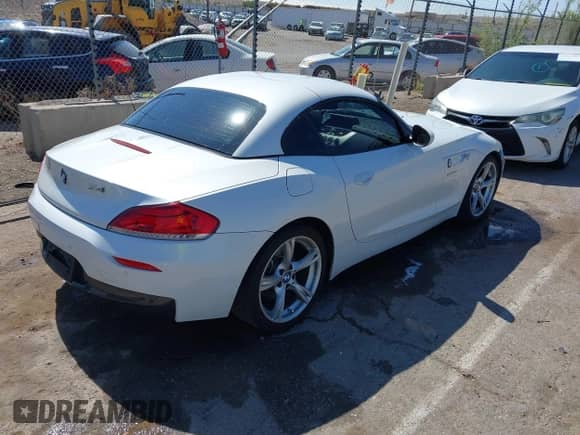 2015 BMW Z4 sDrive28i с VIN WBALL5C53FP557183, выставлен на аукционе IAAI как лот 42145557 с пробегом 123 319 миль миль и . История ставок и продаж доступна на DreamBid. Изображение 4.