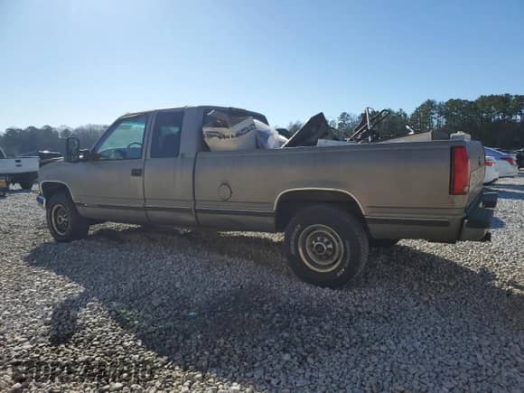 1998 Chevrolet Silverado 2500 z VIN 1GCGC29R8WE255672, wystawiony jako Copart lot #46235455 z przebiegiem 325 923 mil mil oraz Szkoda całkowita • Salvage title. Historia ofert i sprzedaży dostępna na DreamBid. Obrazek 2.