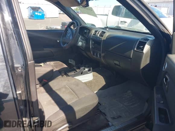 2011 Chevrolet Colorado 1LT z VIN 1GCHTCFE2B8115945, wystawiony jako IAAI lot #42314389 z przebiegiem 250 571 mil mil oraz . Historia ofert i sprzedaży dostępna na DreamBid. Obrazek 5.