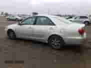 2005 Toyota Camry LE z VIN 4T1BF32K95U084032, wystawiony jako Copart lot #82052665 z przebiegiem 261 218 mil mil oraz Szkoda całkowita • Salvage title. Historia ofert i sprzedaży dostępna na DreamBid. Obrazek 2.
