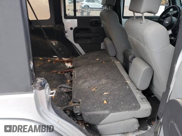 2007 Jeep Wrangler Unlimited Sahara z VIN 1J4GA59167L212909, wystawiony jako Copart lot #82455775 z przebiegiem 124 148 mil mil oraz Czysty tytuł • Clean title. Historia ofert i sprzedaży dostępna na DreamBid. Obrazek 10.