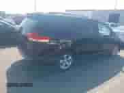 2013 Toyota Sienna LE AAS z VIN 5TDKK3DC2DS286090, wystawiony jako IAAI lot #43164057 z przebiegiem 178 206 mil mil oraz . Historia ofert i sprzedaży dostępna na DreamBid. Obrazek 4.