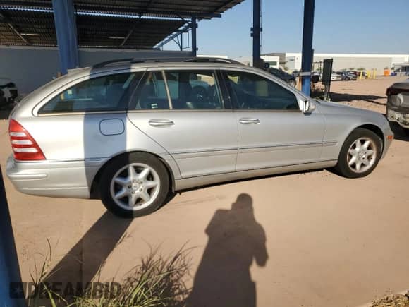 2004 Mercedes-Benz C 240 with VIN WDBRH61J64F464874, listed as a Copart auction lot 65477264 with 184,239 mi miles and Salvage title. Bid and sale history available at DreamBid. Image 3.