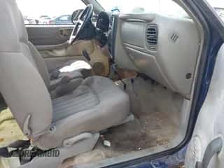 2003 Chevrolet S-10 LS z VIN 1GCCS19H438281280, wystawiony jako IAAI lot #43423553 z przebiegiem 142 375 mil mil oraz . Historia ofert i sprzedaży dostępna na DreamBid. Obrazek 5.