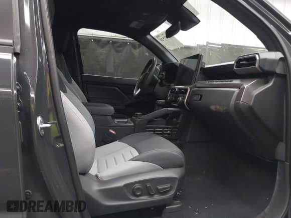 2024 Toyota Tacoma SR5 z VIN 3TMLB5JN7RM065128, wystawiony jako IAAI lot #42327526 z przebiegiem 8 385 mil mil oraz . Historia ofert i sprzedaży dostępna na DreamBid. Obrazek 5.