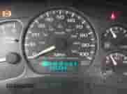 2001 Chevrolet Tahoe LT z VIN 1GNEC13T01R186863, wystawiony jako IAAI lot #42053232 z przebiegiem 345 089 mil mil oraz . Historia ofert i sprzedaży dostępna na DreamBid. Obrazek 7.