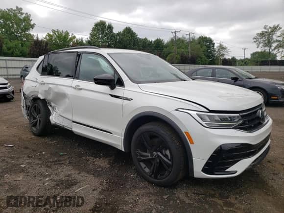 2024 Volkswagen Tiguan SE R-Line Black с VIN 3VV8B7AX8RM025872, выставлен на аукционе Copart как лот 64282855 с пробегом 16 071 миль миль и Списание • Salvage title. История ставок и продаж доступна на DreamBid. Изображение 4.