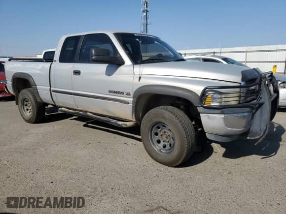 2000 Dodge 1500 z VIN 3B7HF13Z7YM207771, wystawiony jako Copart lot #59295485 z przebiegiem 164 220 mil mil oraz Szkoda całkowita • Salvage title. Historia ofert i sprzedaży dostępna na DreamBid. Obrazek 4.