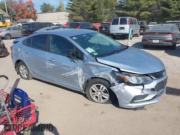 2017 Chevrolet Cruze LS z VIN 1G1BC5SMXH7143160, wystawiony jako IAAI lot #43407230 z przebiegiem 197 700 mil mil oraz . Historia ofert i sprzedaży dostępna na DreamBid. Obrazek 1.