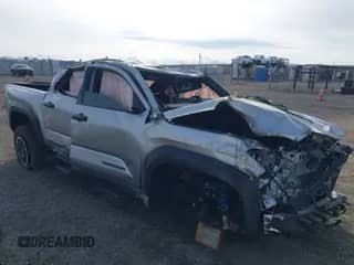 2025 Toyota Tacoma SR z VIN 3TMLB5JN0SM090572, wystawiony jako IAAI lot #41432255 z przebiegiem 1 493 mil mil oraz . Historia ofert i sprzedaży dostępna na DreamBid. Obrazek 1.