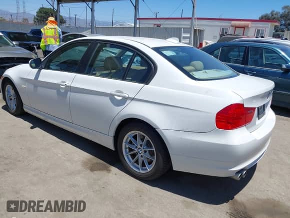 2010 BMW 3 Series 328i с VIN WBAPH5C5XAA439453, выставлен на аукционе IAAI как лот 42636515 с пробегом 98 702 миль миль и . История ставок и продаж доступна на DreamBid. Изображение 3.