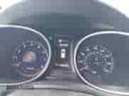 2014 Hyundai Santa Fe z VIN 5XYZUDLA7EG156349, wystawiony jako IAAI lot #43368098 z przebiegiem 128 126 mil mil oraz . Historia ofert i sprzedaży dostępna na DreamBid. Obrazek 7.