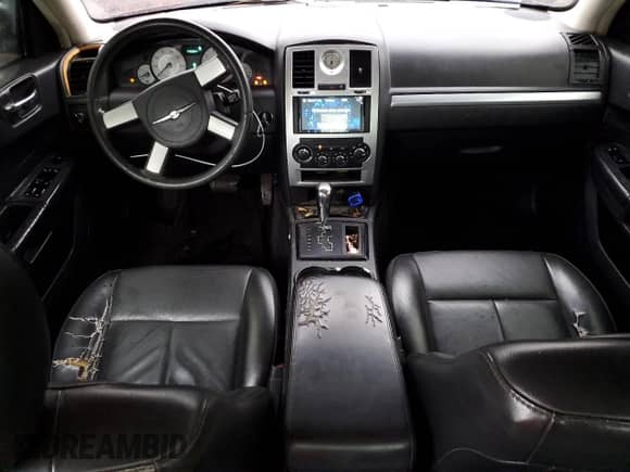 2010 Chrysler 300 Touring с VIN 2C3CA5CV4AH164898, выставлен на аукционе Copart как лот 65441825 с пробегом 179 354 миль миль и Списание • Salvage title. История ставок и продаж доступна на DreamBid. Изображение 8.