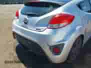 2013 Hyundai Veloster Turbo z VIN KMHTC6AE2DU147433, wystawiony jako IAAI lot #42239672 z przebiegiem 130 640 mil mil oraz . Historia ofert i sprzedaży dostępna na DreamBid. Obrazek 6.