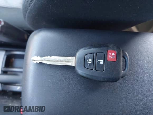 2012 Toyota Prius Four z VIN JTDKDTB3XC1020342, wystawiony jako IAAI lot #43375438 z przebiegiem Nie podano mil oraz . Historia ofert i sprzedaży dostępna na DreamBid. Obrazek 11.