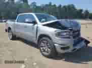 2020 Ram 1500 Laramie z VIN 1C6RREJT1LN321014, wystawiony jako Copart lot #71431685 z przebiegiem 67 979 mil mil oraz Szkoda całkowita • Salvage title. Historia ofert i sprzedaży dostępna na DreamBid. Obrazek 4.