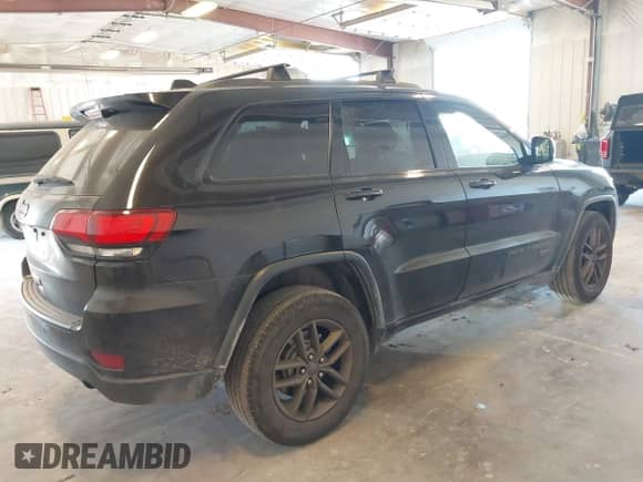 2016 Jeep Grand Cherokee Laredo z VIN 1C4RJFAG4GC425782, wystawiony jako IAAI lot #43232924 z przebiegiem 117 660 mil mil oraz . Historia ofert i sprzedaży dostępna na DreamBid. Obrazek 4.
