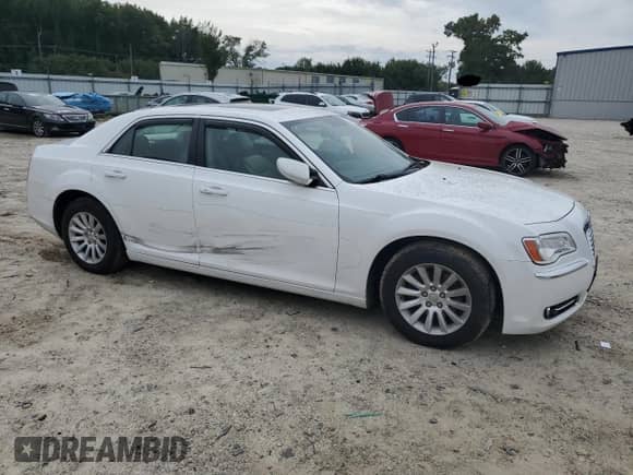 2013 Chrysler 300 с VIN 2C3CCAAG7DH518778, выставлен на аукционе Copart как лот 82035625 с пробегом 105 668 миль миль и Списание • Salvage title. История ставок и продаж доступна на DreamBid. Изображение 4.
