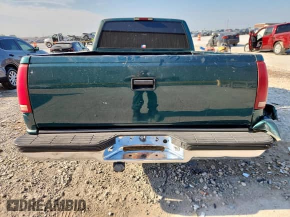 1996 GMC Sierra 1500 z VIN 2GTEC19R4T1552775, wystawiony jako Copart lot #68291925 z przebiegiem 146 095 mil mil oraz Szkoda całkowita • Salvage title. Historia ofert i sprzedaży dostępna na DreamBid. Obrazek 6.