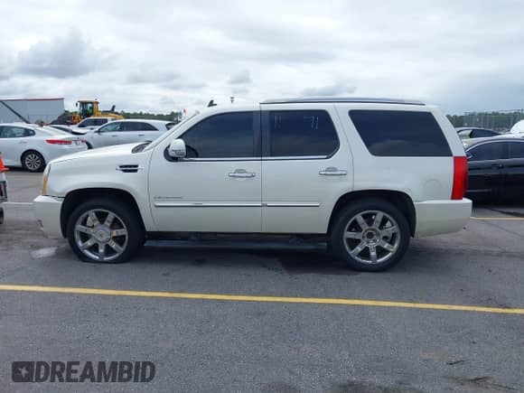2011 Cadillac Escalade Premium z VIN 1GYS4CEF2BR128390, wystawiony jako IAAI lot #43371073 z przebiegiem 321 583 mil mil oraz . Historia ofert i sprzedaży dostępna na DreamBid. Obrazek 14.