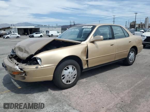 1996 Toyota Camry DX z VIN JT2BG12K5T0407026, wystawiony jako Copart lot #70133315 z przebiegiem 235 855 mil mil oraz Szkoda całkowita • Salvage title. Historia ofert i sprzedaży dostępna na DreamBid. Obrazek 1.