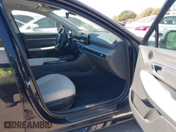 2025 Hyundai Sonata SEL with VIN KMHL64JAXSA439998, listed as a IAAI auction lot 43432349 with 22,906 mi miles and . Bid and sale history available at DreamBid. Image 5.