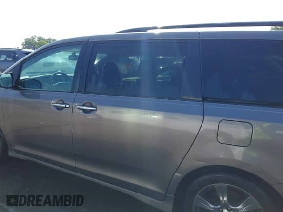 2017 Toyota Sienna SE z VIN 5TDXZ3DC4HS799333, wystawiony jako IAAI lot #42424153 z przebiegiem 110 792 mil mil oraz . Historia ofert i sprzedaży dostępna na DreamBid. Obrazek 14.