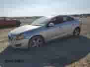 2012 Volvo S60 T5 с VIN YV1622FS1C2102533, выставлен на аукционе Copart как лот 84743595 с пробегом 124 756 миль миль и Списание • Salvage title. История ставок и продаж доступна на DreamBid. Изображение 1.