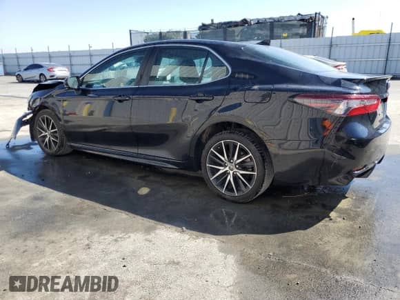 2023 Toyota Camry SE z VIN 4T1G11AK2PU816899, wystawiony jako Copart lot #71799045 z przebiegiem 52 796 mil mil oraz Czysty tytuł • Clean title. Historia ofert i sprzedaży dostępna na DreamBid. Obrazek 2.