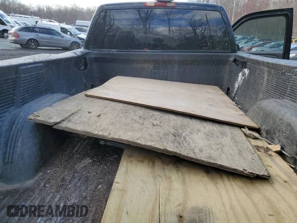 2005 Chevrolet Silverado 1500 z VIN 1GCEC14X05Z224219, wystawiony jako Copart lot #49984315 z przebiegiem Nie podano mil oraz Szkoda całkowita • Salvage title. Historia ofert i sprzedaży dostępna na DreamBid. Obrazek 10.