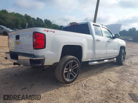 2015 Chevrolet Silverado 1500 LT z VIN 1GCVKREH5FZ400305, wystawiony jako IAAI lot #42626165 z przebiegiem Nie podano mil oraz . Historia ofert i sprzedaży dostępna na DreamBid. Obrazek 4.