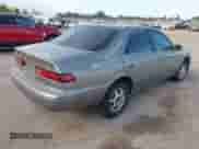 1999 Toyota Camry LE z VIN 4T1BG22K5XU507893, wystawiony jako IAAI lot #43337844 z przebiegiem 217 069 mil mil oraz . Historia ofert i sprzedaży dostępna na DreamBid. Obrazek 4.
