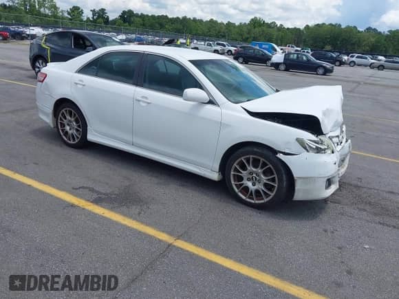 2011 Toyota Camry LE z VIN 4T1BF3EK2BU591894, wystawiony jako IAAI lot #42482786 z przebiegiem 205 829 mil mil oraz . Historia ofert i sprzedaży dostępna na DreamBid. Obrazek 1.