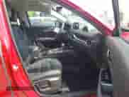 2023 Mazda CX-5 S Carbon Edition z VIN JM3KFBCM4P0239778, wystawiony jako IAAI lot #42856157 z przebiegiem 17 778 mil mil oraz . Historia ofert i sprzedaży dostępna na DreamBid. Obrazek 5.