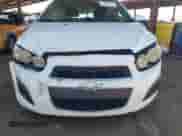 2015 Chevrolet Sonic LS с VIN 1G1JA6SH2F4196976, выставлен на аукционе IAAI как лот 43041634 с пробегом 126 713 миль миль и . История ставок и продаж доступна на DreamBid. Изображение 12.