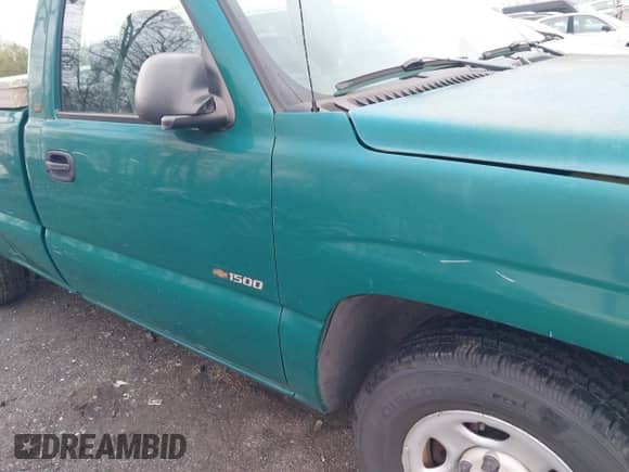 2002 Chevrolet Silverado 1500 z VIN 1GCEC14W82Z286809, wystawiony jako IAAI lot #41876270 z przebiegiem 217 690 mil mil oraz . Historia ofert i sprzedaży dostępna na DreamBid. Obrazek 12.
