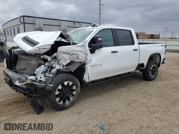 2020 Chevrolet Silverado 2500HD Custom с VIN 1GC4YME77LF324703, выставлен на аукционе Copart как лот 53530755 с пробегом 63 599 миль миль и Списание • Salvage title. История ставок и продаж доступна на DreamBid. Изображение 1.