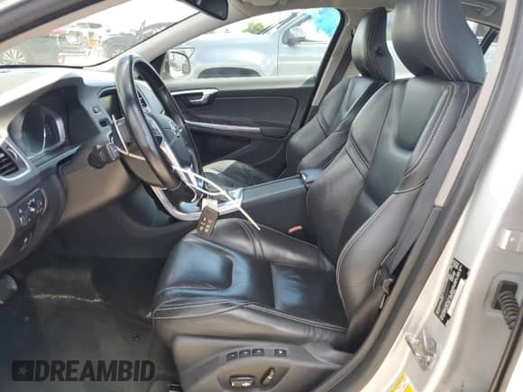 2014 Volvo S60 T5 z VIN YV1612FH9E2272830, wystawiony jako Copart lot #82370605 z przebiegiem 118 971 mil mil oraz Czysty tytuł • Clean title. Historia ofert i sprzedaży dostępna na DreamBid. Obrazek 7.