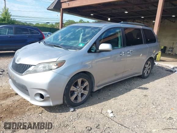 2013 Toyota Sienna SE z VIN 5TDXK3DC4DS280409, wystawiony jako IAAI lot #42830202 z przebiegiem 189 291 mil mil oraz . Historia ofert i sprzedaży dostępna na DreamBid. Obrazek 2.