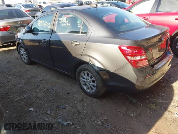 2018 Chevrolet Sonic LT z VIN 1G1JD5SB8J4102265, wystawiony jako IAAI lot #42556726 z przebiegiem 158 586 mil mil oraz . Historia ofert i sprzedaży dostępna na DreamBid. Obrazek 3.